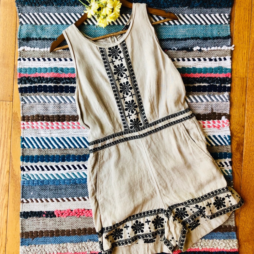 LOFT Sand/Black Zipper Back Sleeveless Romper